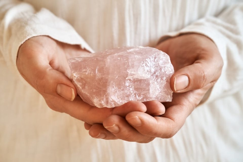 Pembe Kuvars Taşı Hangi Burçla İlgilidir